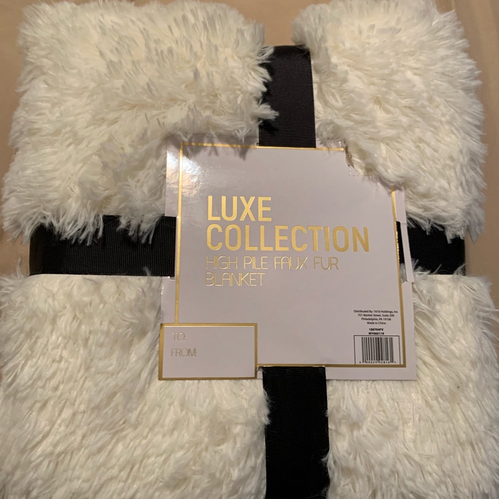 NWT Luxe Collection throw blanket
